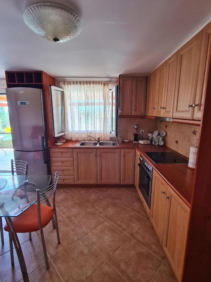 Guesthouse Petrothalassa Порто Хели Екстериор снимка