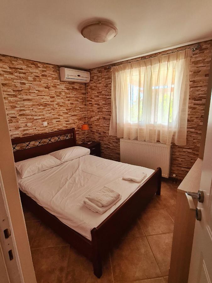 Guesthouse Petrothalassa Порто Хели Екстериор снимка